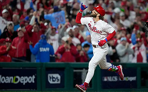 (影)Harper 31歲生日開轟　回本壘吹蠟燭慶祝