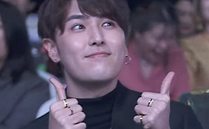 志祺七七曬「走鐘獎迷因圖」！網歪樓：大拇指好長