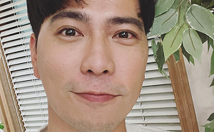 這群人「石頭」拍車禍戲「打滑慘摔」！傷勢曝光網驚：太敬業