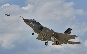 韓KF-21「獵鷹」戰鬥機首度空中展示! 首爾航空展吸睛 軍武外銷再添利器