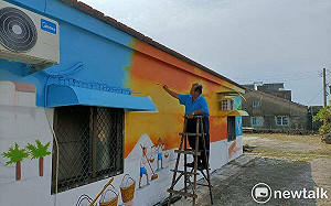 七股龍山社區配合龍山宮建醮  聘畫家王丁乙彩繪特色藝術巷