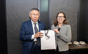 見AIT主席羅森柏格 柯文哲贈3樣KP小物、盼台美為民主自由奉心力