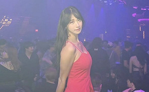 企鵝妹嗨跑美國夜店趴！吊帶禮服「撩髮熱舞」網暴動：太辣了