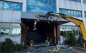 遠航拖3年不搬走！前董座還率隊丟雞蛋 王國材：滿皮的