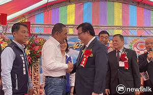 「門神廣告」互槓後首同台 侯友宜、鄭文燦握手咬耳不尷尬