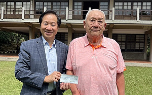 79歲老校友搭客運返母校捐百萬美金 支持「用行動愛東海」