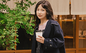 貝莉莓《魔物獵人》玩到拇指痛 用「一手勢」休息：沒打電動就擺這樣