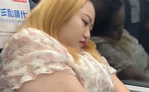 286斤「大碼女孩」勇敢走出去! 買高鐵二等座被罵 她回 : 只是一個想出門的普通人  