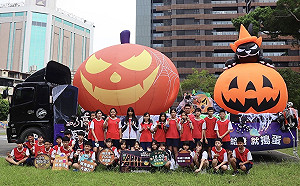 高雄萬聖節進入倒數 「巨型南瓜」搶先快閃五福國中