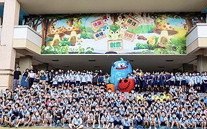 萌鬼出逃現身大同國小 調皮「雪怪」提前引爆高雄萬聖節氣氛