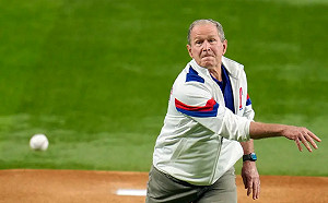 遊騎兵鐵粉「小布希」世界大賽G1開球　