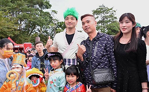 天母搞什麼鬼  蔣萬安化身「索隆」一頭綠髮登場