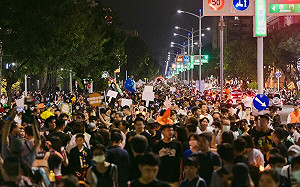 高雄萬聖節大遊行登場 陳其邁與6萬民眾搞怪high爆周末夜