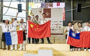 中國和中華民國國旗出現同框！矢板明夫：顯示中共外交部出了問題