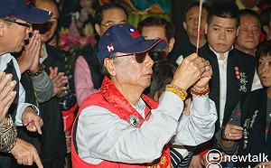 被追問富士康遭查、退選 郭台銘久違露面一律不答 藉參拜媽祖表「3個心聲」 