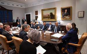 中美過招！同等對待？  拜登見王毅比照習近平端坐中央