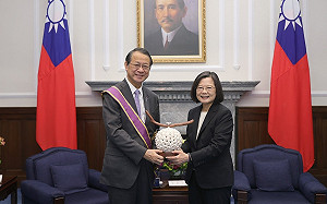 泉裕泰受贈勳：盼蔡英文卸任後到日本觀光演講