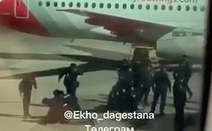 (影)搜查以色列人！上百暴徒闖俄機場施暴 逾20人傷60人被逮