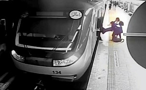 (影) 道德警察又殺人! 只因沒戴面紗 伊朗被打至腦死女孩下葬