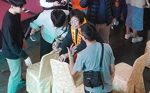 柯郭侯同台 藍主委盼柯文哲換位到侯旁邊遭拒 