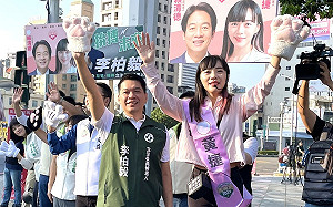 跨選區陪黃捷站路口拉票   李柏毅：團結一致守下關鍵席次 