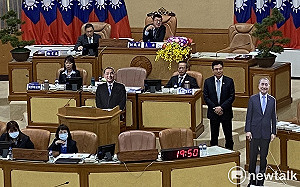 綠議員搬出侯友宜人形立牌質詢 新北市府官員拒上台