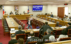 立院員工在委員會「下跪爬行」陳情 調查小組明啟動調查