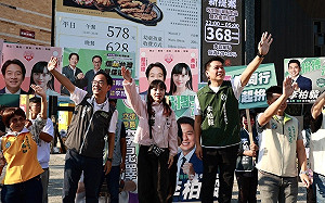 高雄綠營二新人合體拜票！  李柏毅黃捷路口爭取中間選民認同   