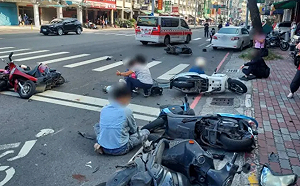 高雄婦駕車闖紅燈 「保齡球式」追撞停等8機車釀1死6傷