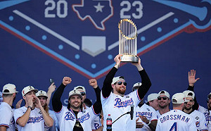 遊騎兵冠軍遊行擠爆　教頭喊：再來一冠！