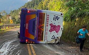 宜蘭遊覽車翻覆！駕駛過去2次違規超速 王國材回應了