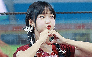 籃籃驚喜現身球場應援！手貼「2法寶」屠龍 網笑：虧妳想得到