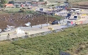 (影) 布林肯到訪引衝突! 土耳其用水砲、橡皮子彈驅散5千哈瑪斯支持者