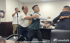 南市議會藍綠議員互摃  國民黨團控林宜瑾賄選朱正軒亂入爆衝突