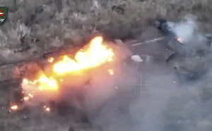 (影) 212俄軍又陣亡! 猛攻阿夫迪夫卡焦化廠  俄裝甲車被炸到看不到影子