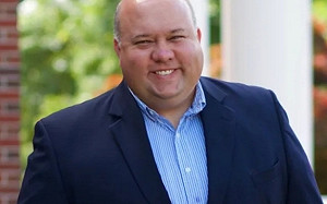 被媒體爆料穿女裝、化濃妝 阿拉巴馬州男市長羞憤舉槍自盡