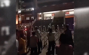 （影）憤怒村民圍堵公安局! 疑因維權遭報復 中國海南上百居民抗議