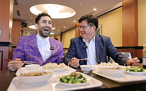 來去總統府住一晚！法國Youtuber同台林佳龍 嘗試府內美髮部100元台式洗髮