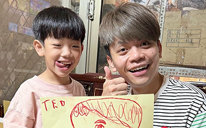 蔡桃貴變身「人體相機腳架」！蔡阿嘎笑：太方便了