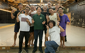 受卑南族「抬椅歌」歡迎！賴清德赴台東拜訪布拉瑞揚舞團 盼推動原民文化蓬勃發展