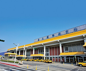 雨彈炸雙北!松機暫停地面作業 部分班機延誤