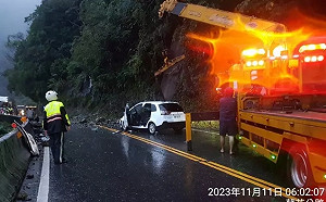 連日雨!蘇花路廊落石砸小客車 駕駛一度受困車內