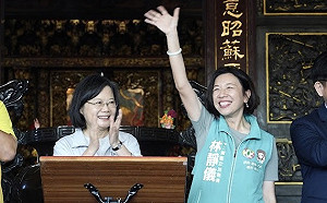 蔡英文赴宮廟贈匾 相挺林靜儀「兩年當四年在做」籲支持連任