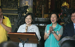 綠營台中立委過半陷危機！蔡英文拜廟救選情