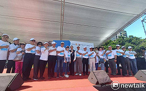 身穿白色和平鴿T恤 二千扶輪社友宣誓倡議和平