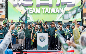 賴清德、鄭文婷基隆聯合競總成立 ! 3千人冒雨相挺高喊凍蒜