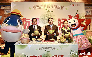 黃偉哲快閃賣台南洋香瓜  竹北鄉親捧場大讚好吃