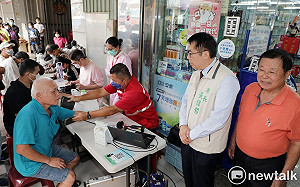 黃偉哲感佩田邊藥局連27年辦捐血  送百杯冷飲感謝熱血民眾
