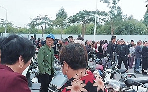 (影) 村委賣地不分錢! 質疑貪汙 漳州數百村民堵高速公路抗議 警忙出動 