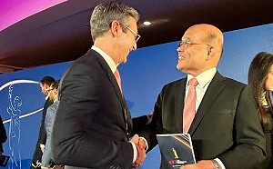 蔡英文獲頒民主服務獎 蘇貞昌：台灣各項評比名列前茅